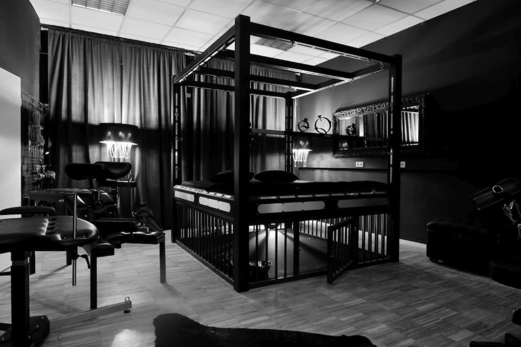 Fetischhaus Sm Apartment/Ferienwohnung 威斯巴登 外观 照片